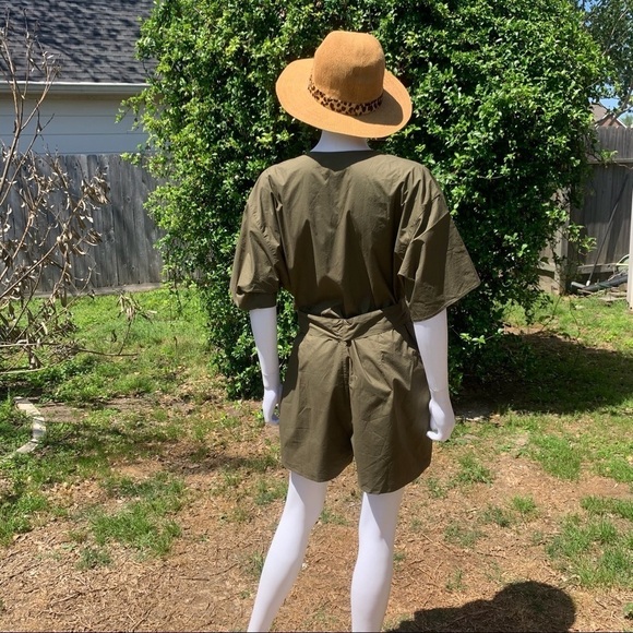 💋NWT Lovers + Friends Plunging Utility Short Romper - Picture 6 of 15